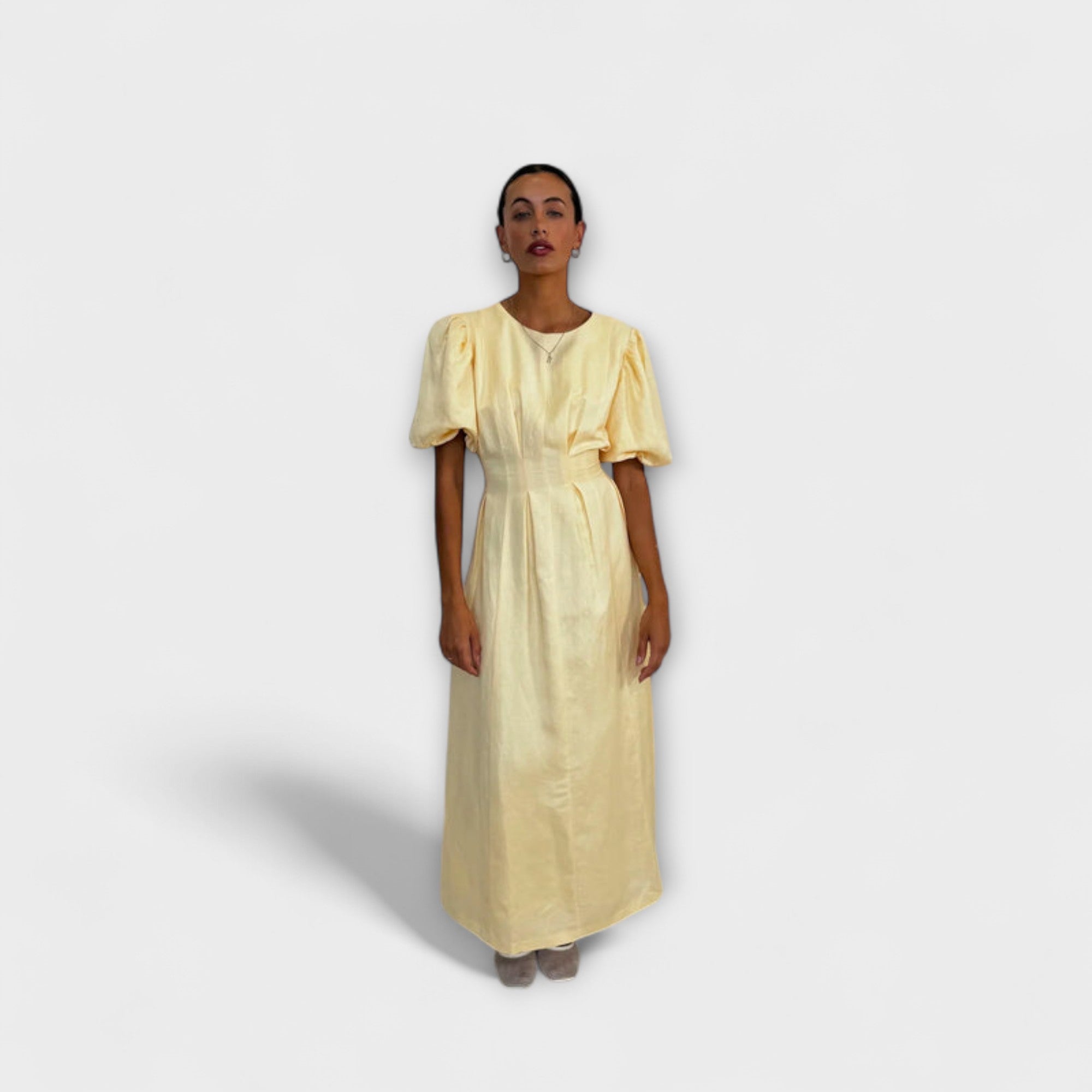 Josephine - Robe longue jaune beurre à coupe aérienne
