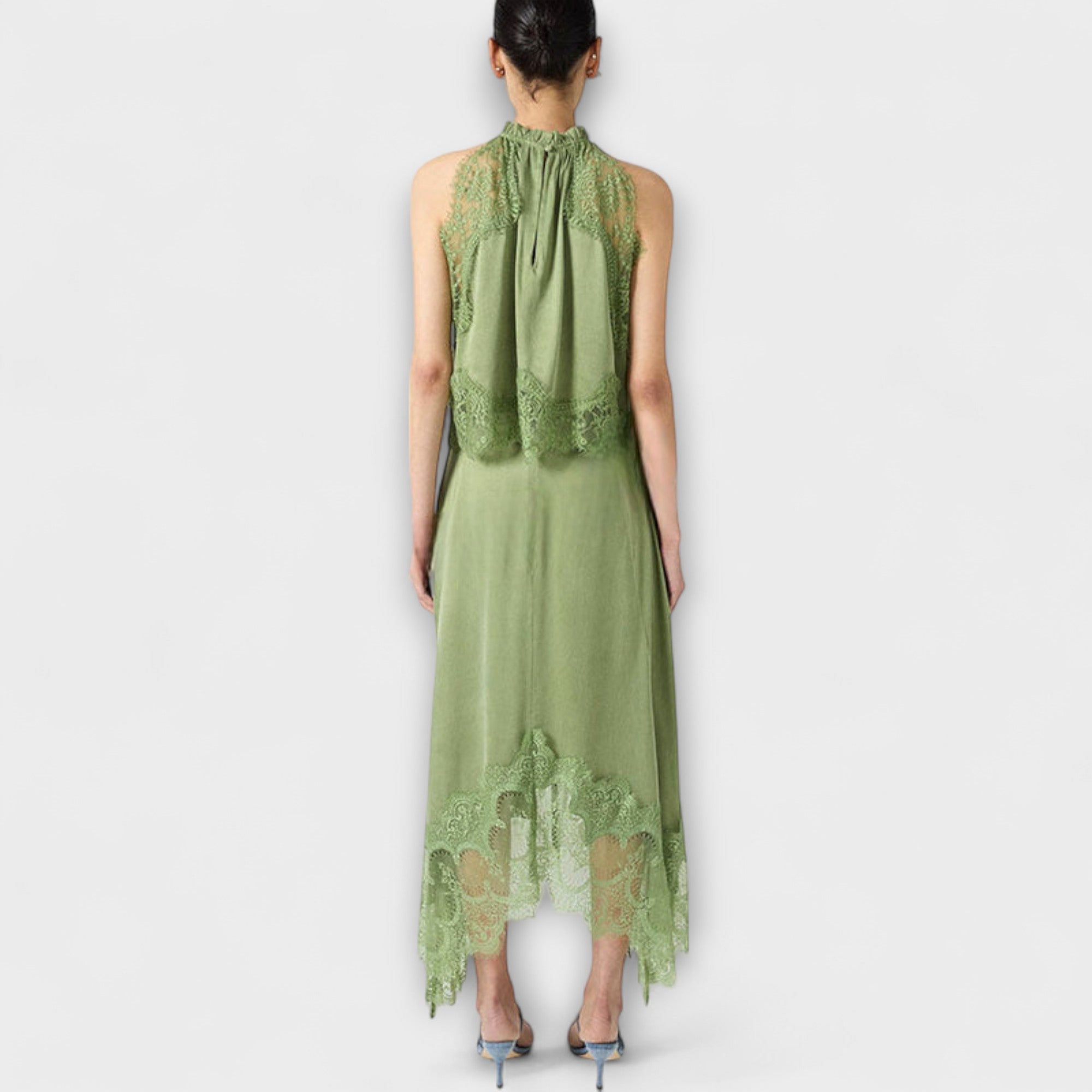 Kaia - Blouse en satin à liseré de dentelle et encolure plissée, en ensemble
