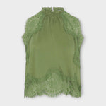 Kaia - Blouse en satin à liseré de dentelle et encolure plissée, en ensemble