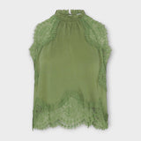 Kaia - Blouse en satin à liseré de dentelle et encolure plissée, en ensemble