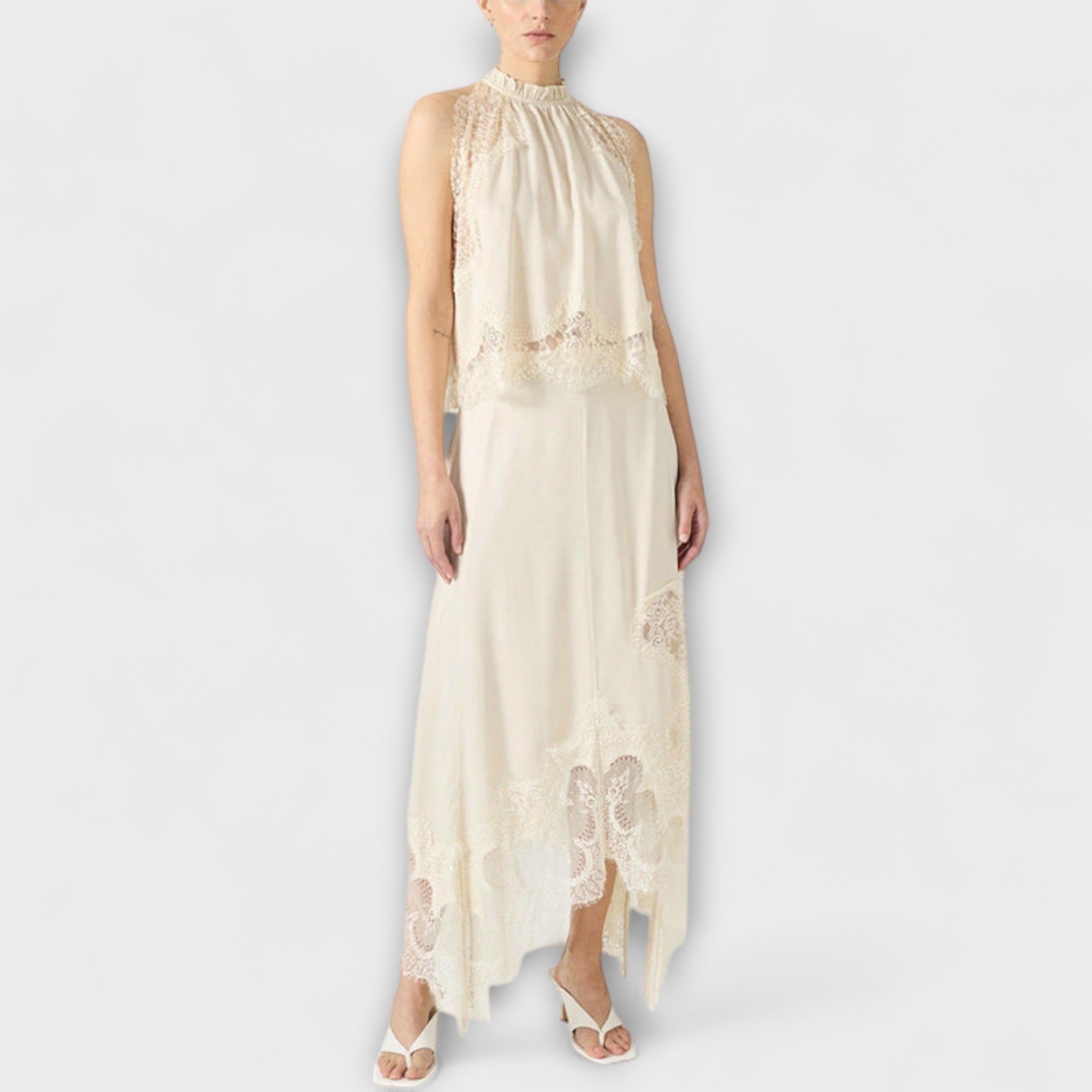 Kaia - Blouse en satin à liseré de dentelle et encolure plissée, en ensemble