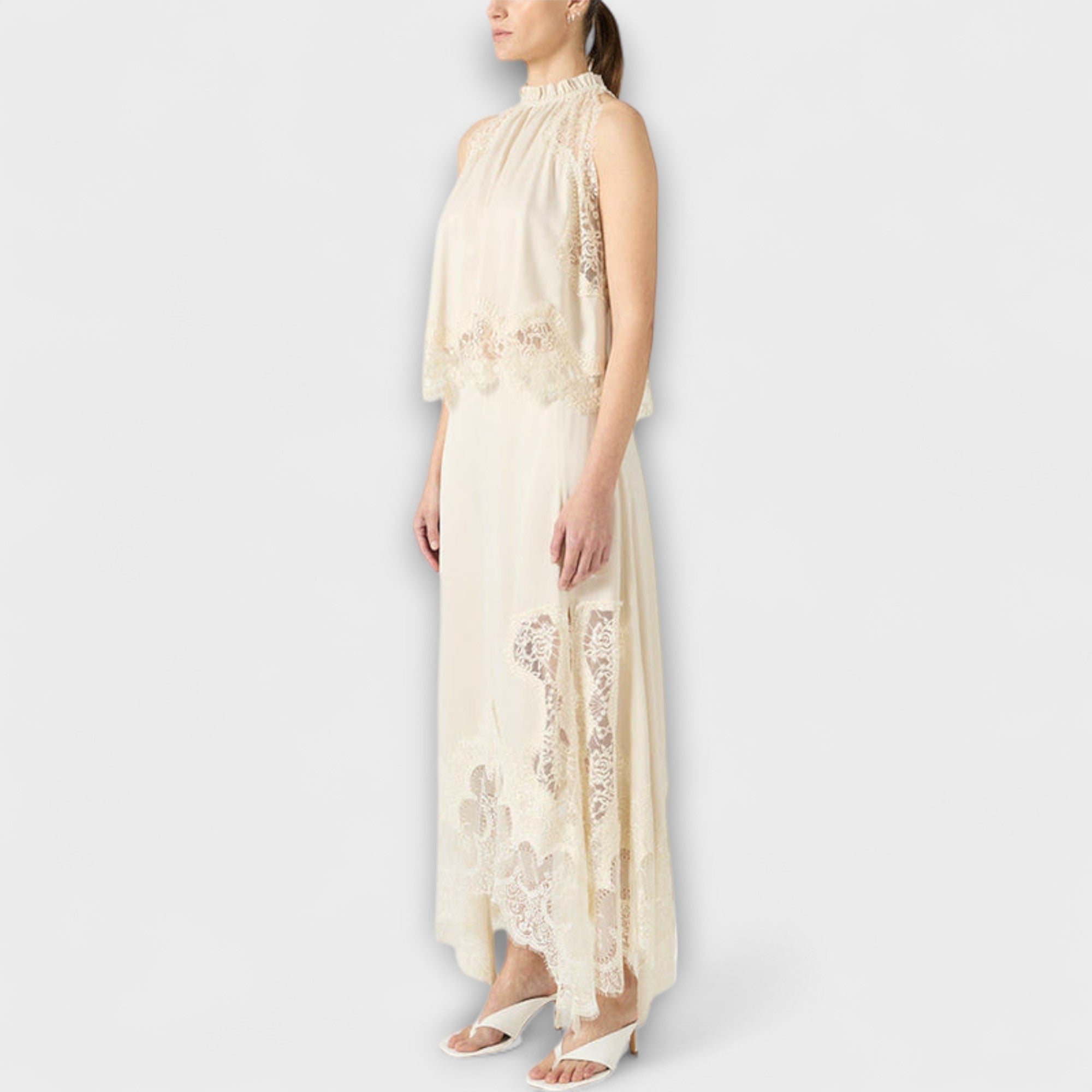 Kaia - Blouse en satin à liseré de dentelle et encolure plissée, en ensemble