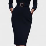 Kate | Robe noire raffinée à ceinture et col mao