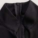 Kate | Robe noire raffinée à ceinture et col mao