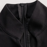 Kate | Robe noire raffinée à ceinture et col mao