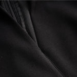 Kate | Robe noire raffinée à ceinture et col mao