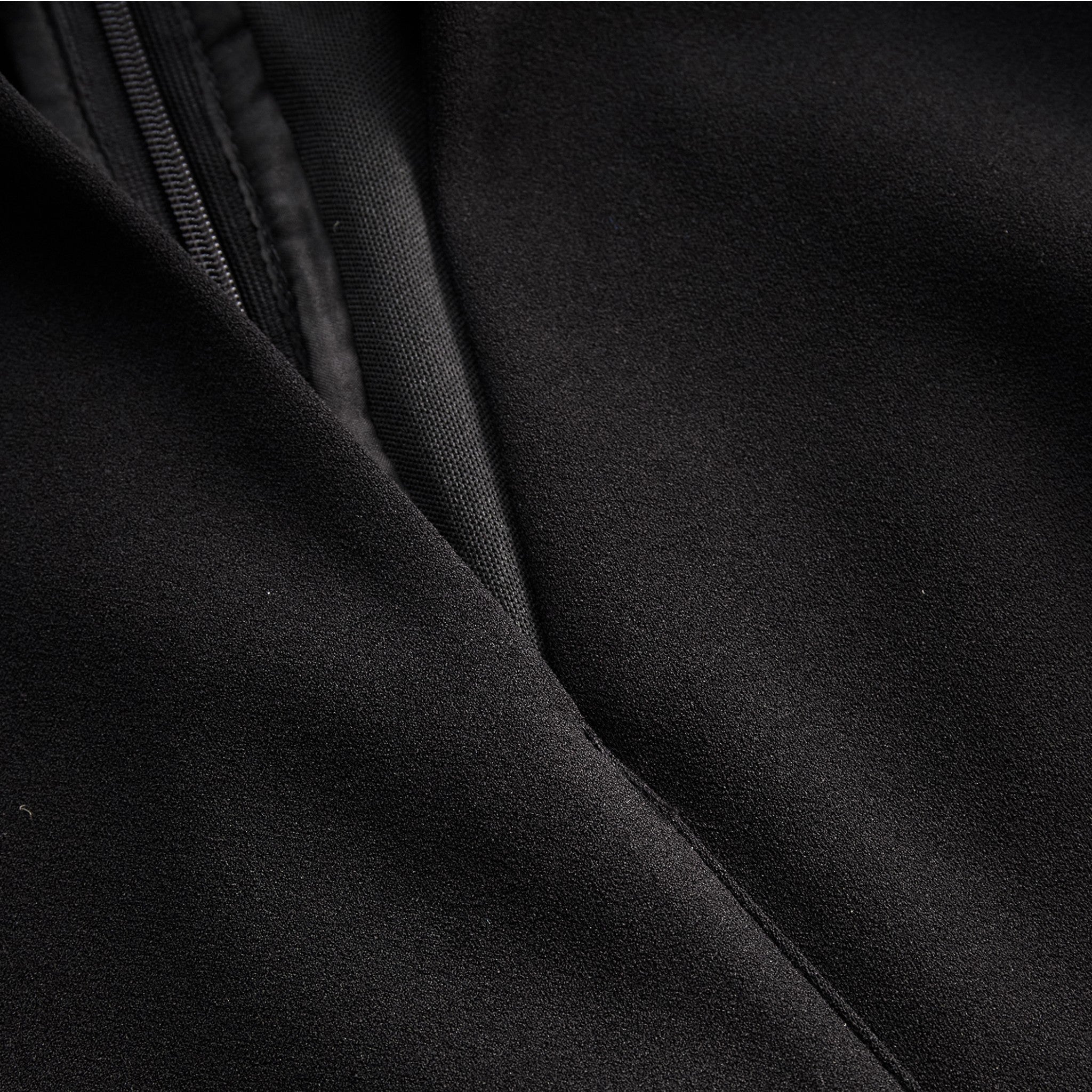 Kate | Robe noire raffinée à ceinture et col mao