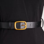 Kate | Robe noire raffinée à ceinture et col mao