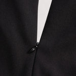 Kate | Robe noire raffinée à ceinture et col mao
