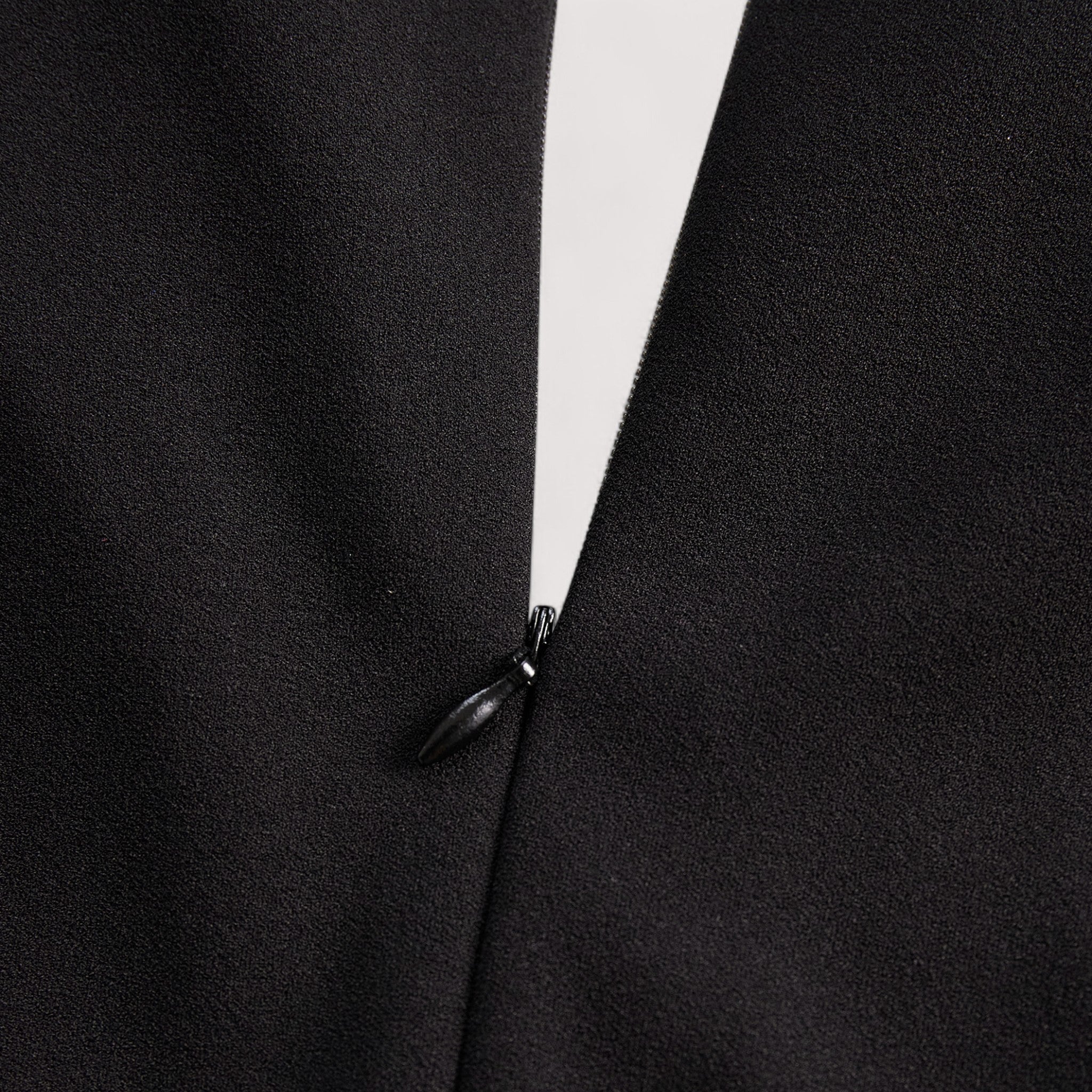 Kate | Robe noire raffinée à ceinture et col mao