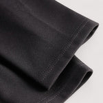 Kate | Robe noire raffinée à ceinture et col mao