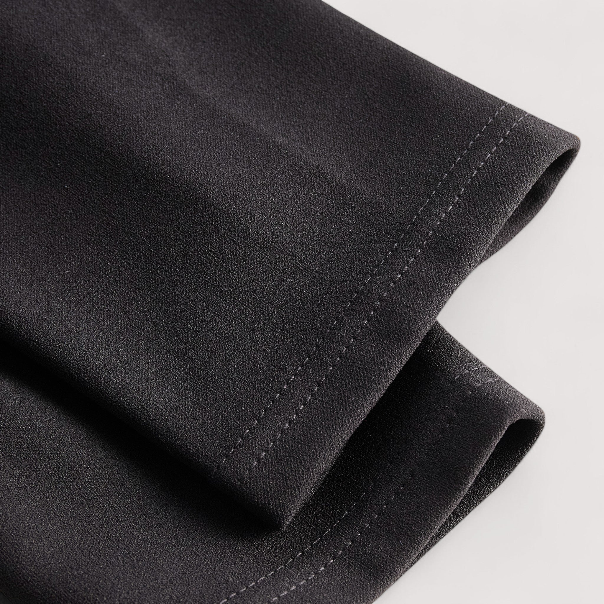 Kate | Robe noire raffinée à ceinture et col mao