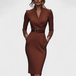 Kate | Robe noire raffinée à ceinture et col mao