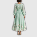 Odelia – Robe midi fleurie à la silhouette fluide