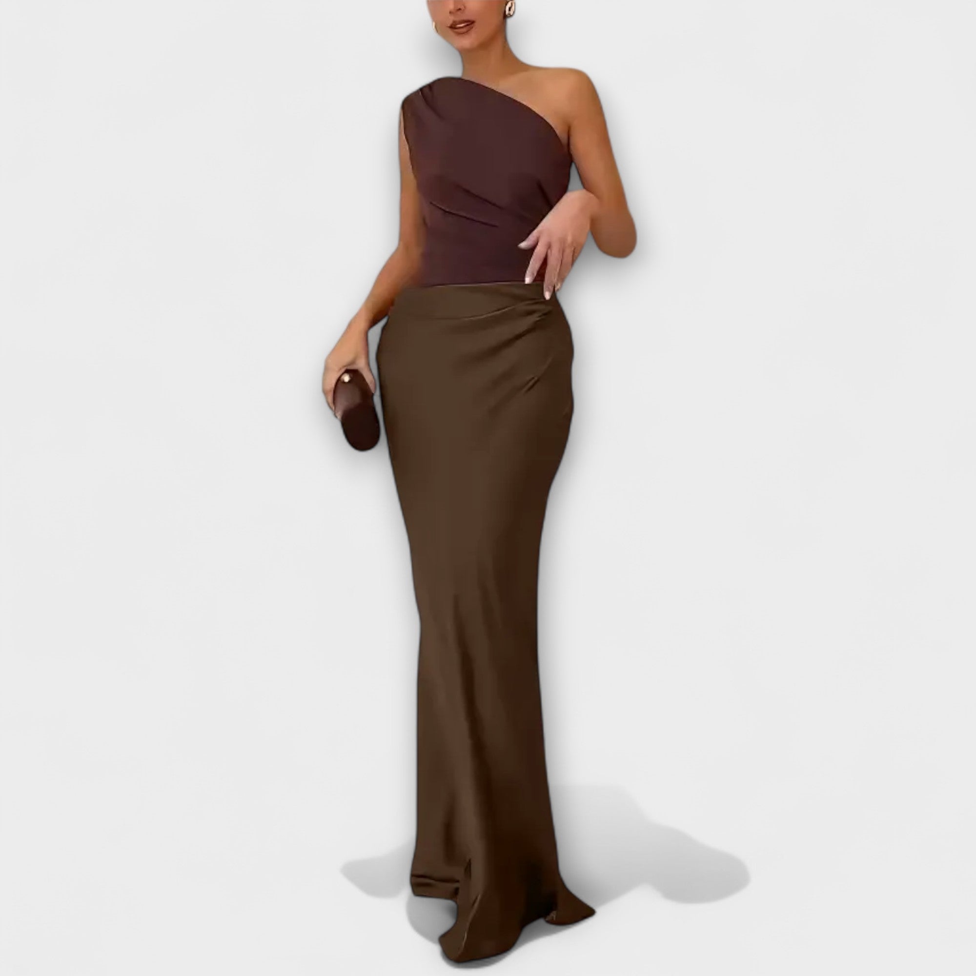 Robe longue plissée élégante à bretelle asymétrique