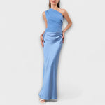 Robe longue plissée élégante à bretelle asymétrique