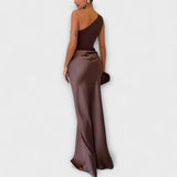 Robe longue plissée élégante à bretelle asymétrique