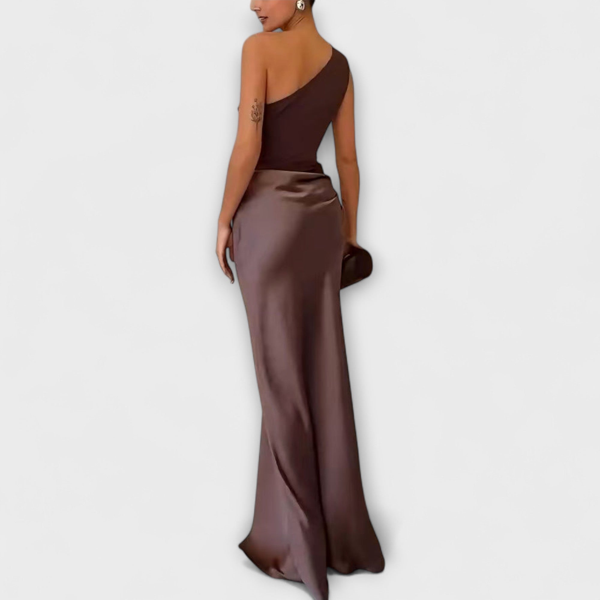 Robe longue plissée élégante à bretelle asymétrique