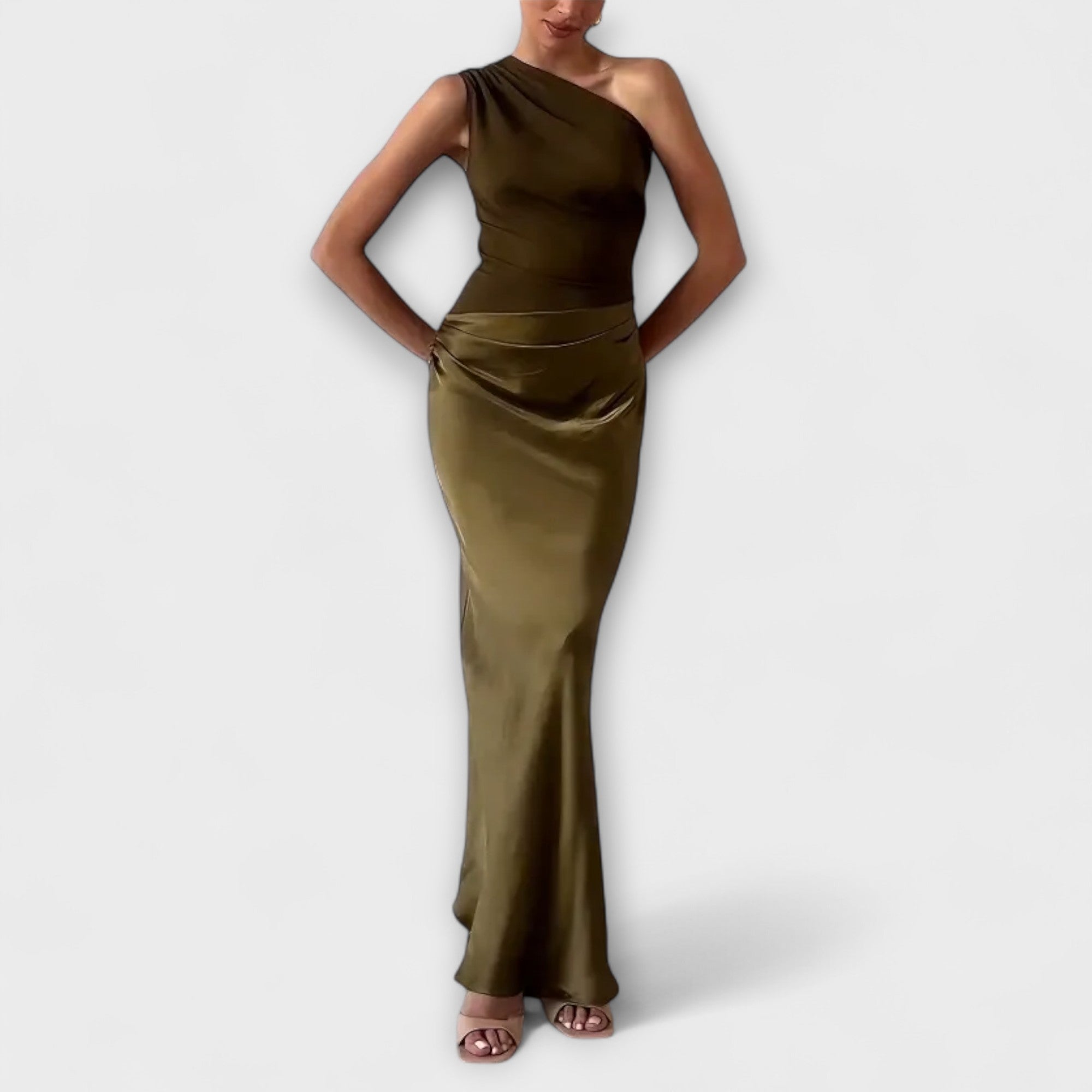 Robe longue plissée élégante à bretelle asymétrique