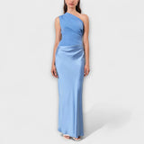 Robe longue plissée élégante à bretelle asymétrique