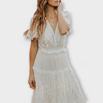 Robe midi Lacey à col en V et manches courtes