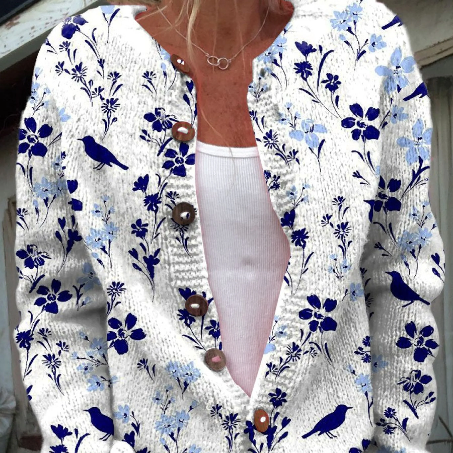 Kestrel | Cardigan blanc à fleurs et oiseaux bleu marine