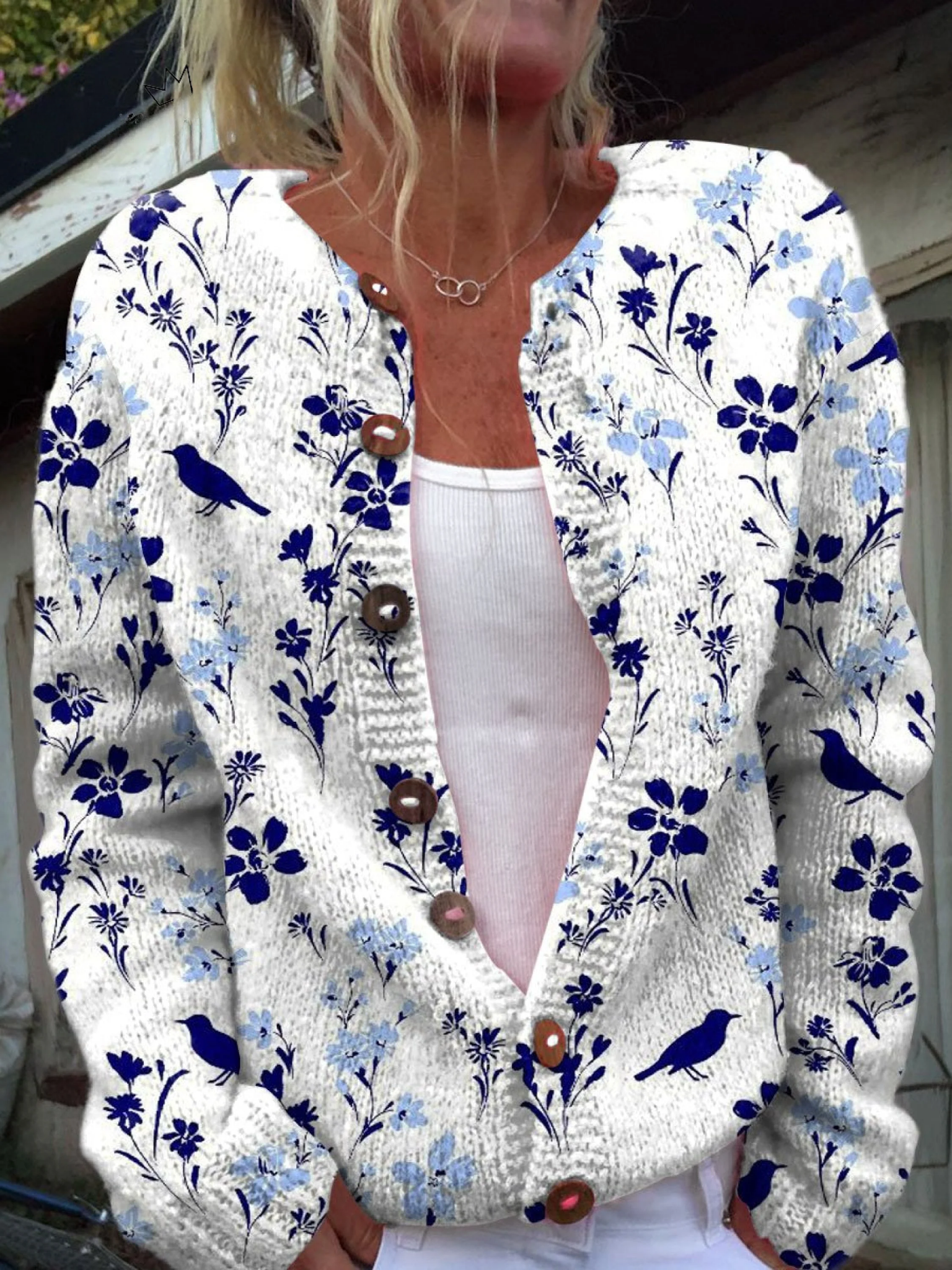 Kestrel | Cardigan blanc à fleurs et oiseaux bleu marine